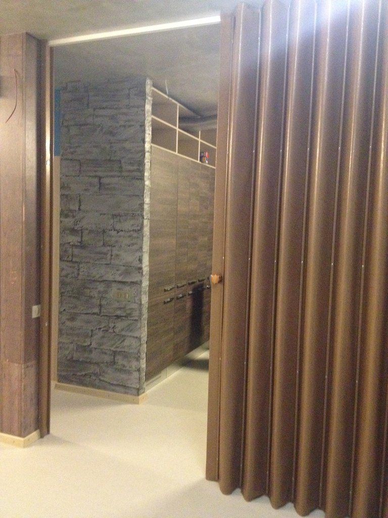 Коричневая мягкая перегородка в офисе